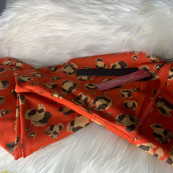 Carbon38 Printed Leopard 7/8 High Rise Leggings - Picture 8 of 9